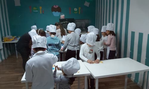 Ninos-y-ninas-en-el-taller-de-cocina-en-el-Recreo-Sevilla en un cumpleaños