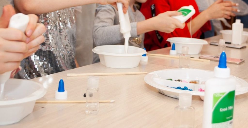 taller de slime en el parque infantil el recreo
