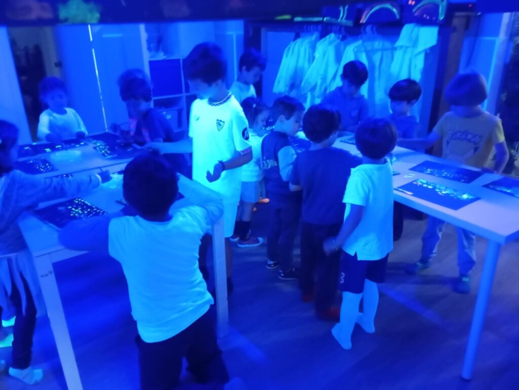 Talleres creativos infantiles con luz de neón en Sevilla
