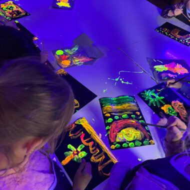 talleres creativos con luz de neón