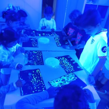 Taller creativo de dibujos con luz de neón