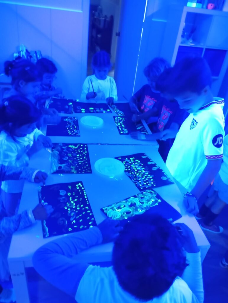 Talleres con pintura de luz de neón en e Recreo Sevilla