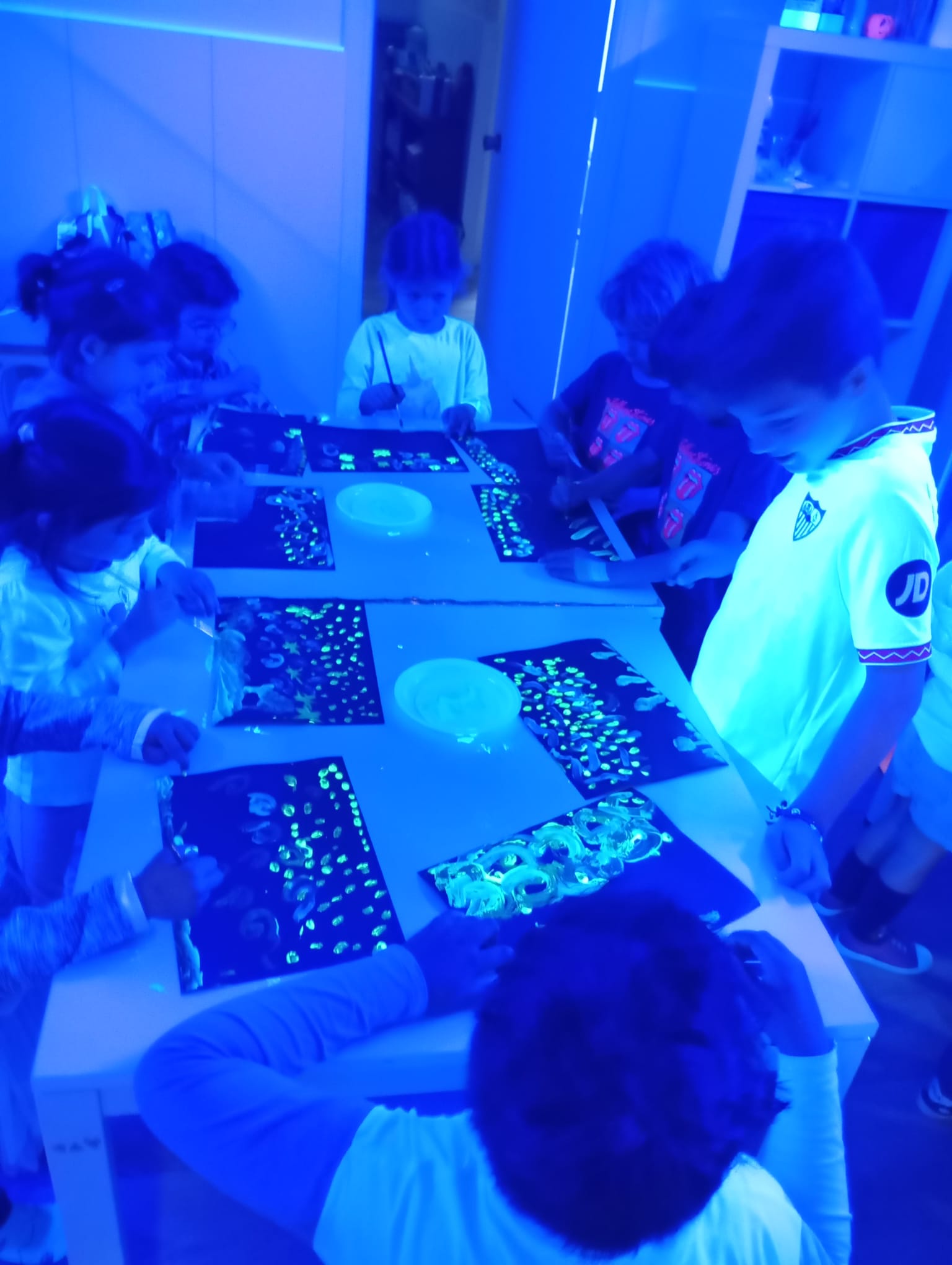 Taller creativo de dibujos con luz de neón
